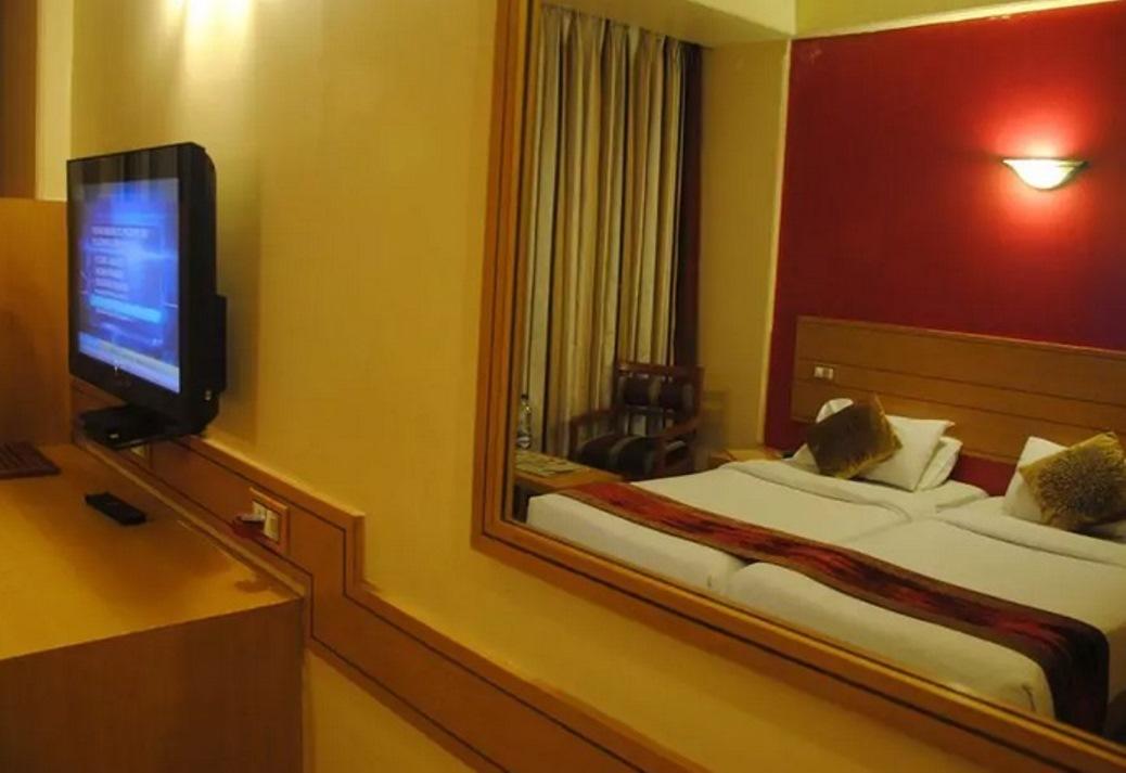 Hotel Midland Мумбай Екстериор снимка