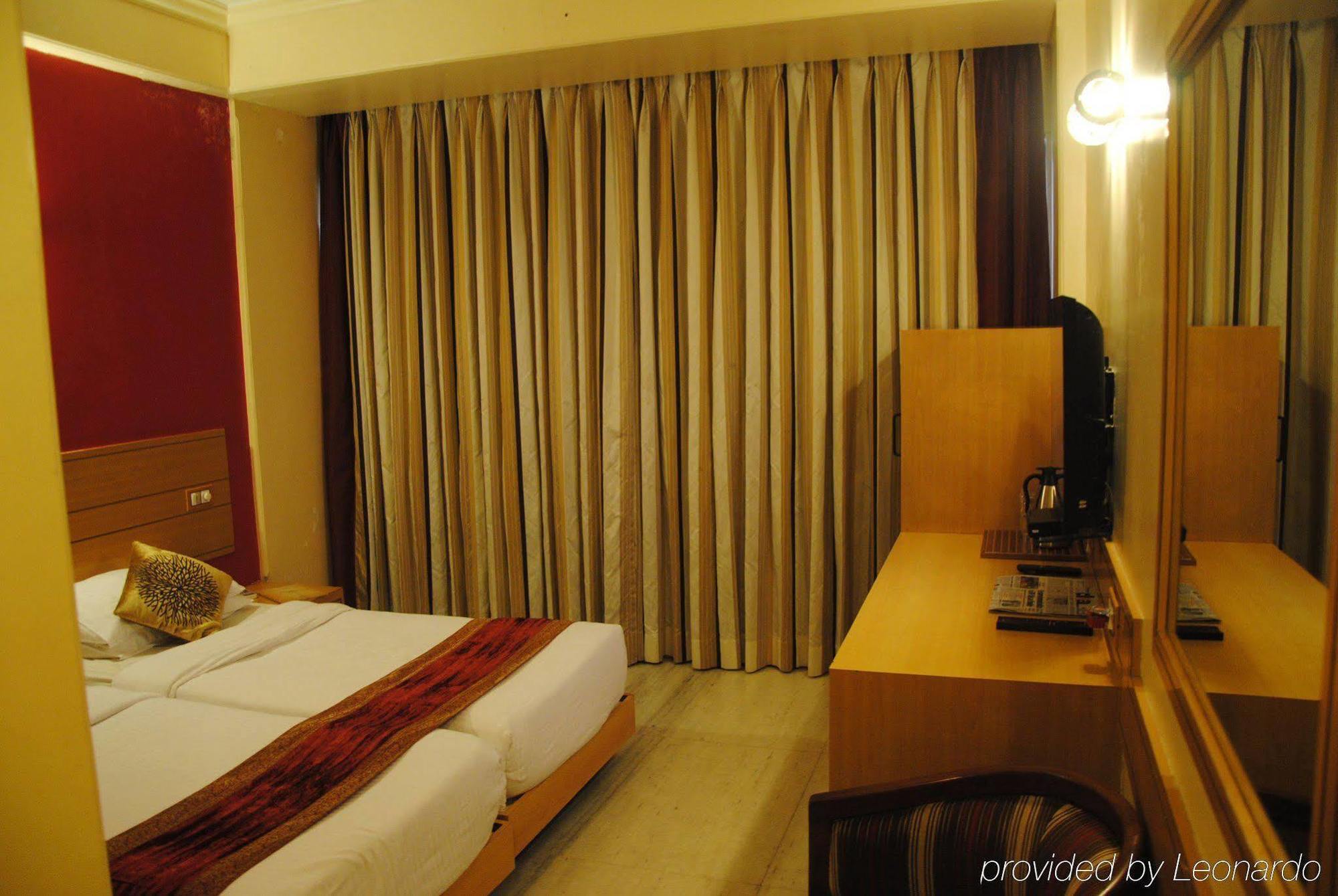 Hotel Midland Мумбай Екстериор снимка